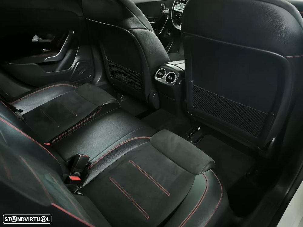 Mercedes-Benz A 250 Limousine e AMG Line - 24