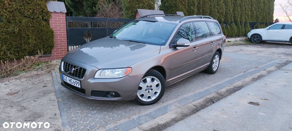 Volvo V70 2.4D Momentum - 1