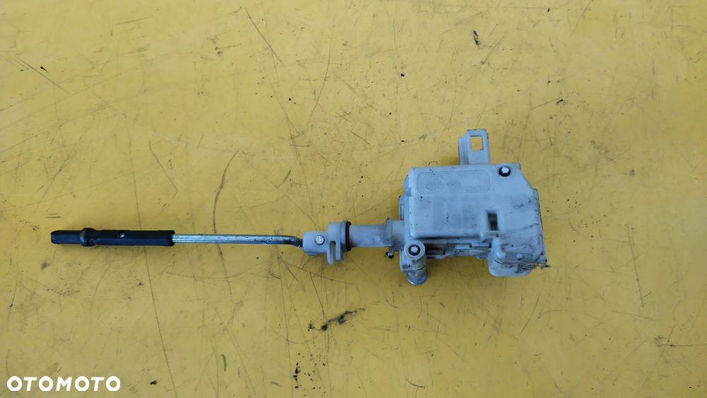 VW PASSAT B5  siłownik zamek klapki wlewu paliwa - 2