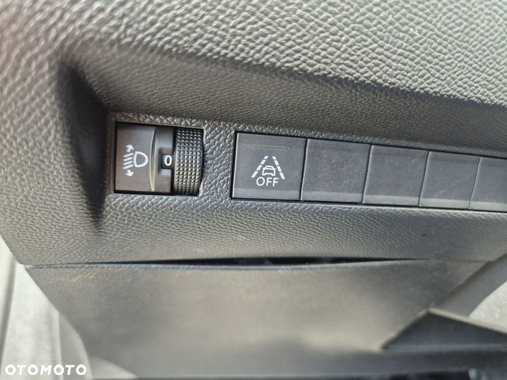 Peugeot 208 - 14
