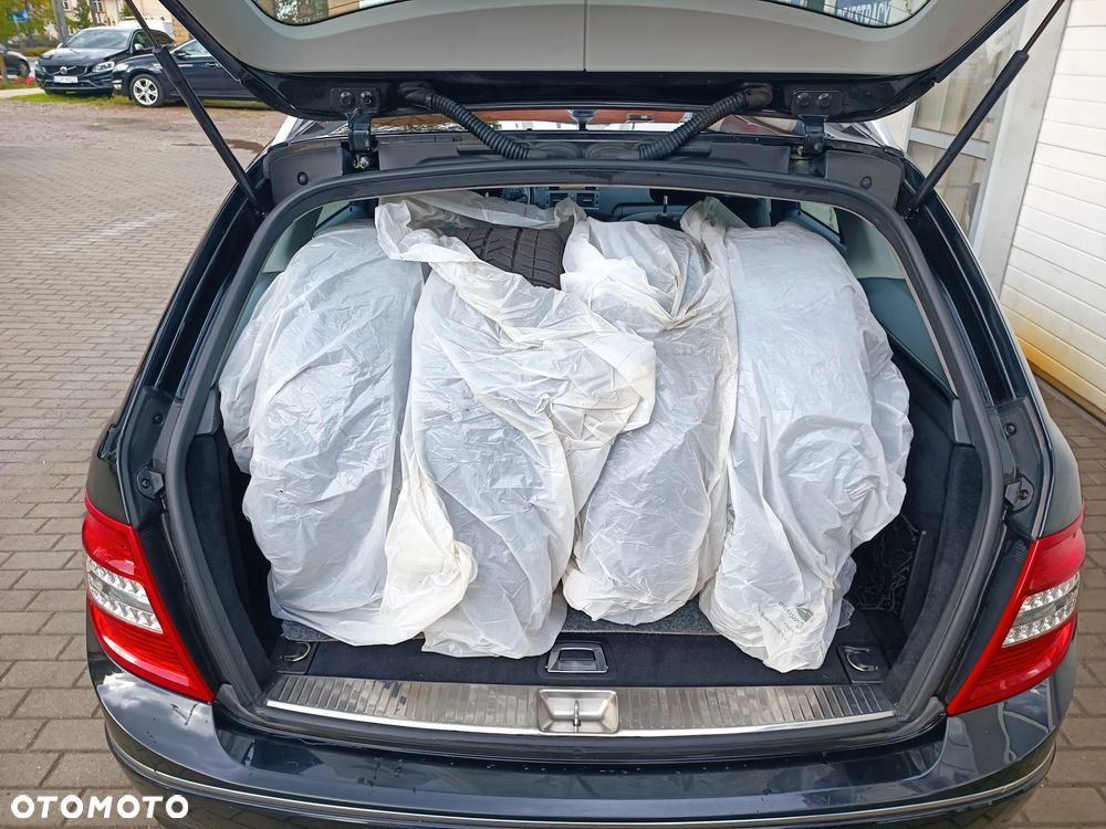 Mercedes-Benz Klasa C 180 CGI Automatik BlueEFFICIENCY Avantgarde - 27