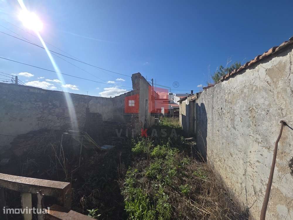 Ruína em lote de 200 m2 - Grande imagem: 2/6