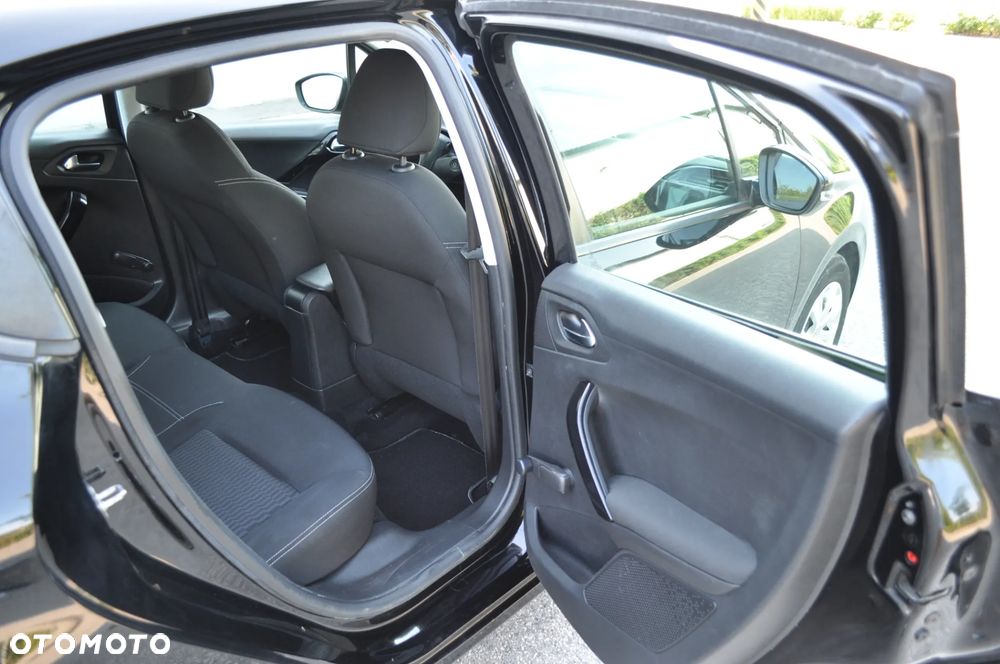 Peugeot 208 - 17