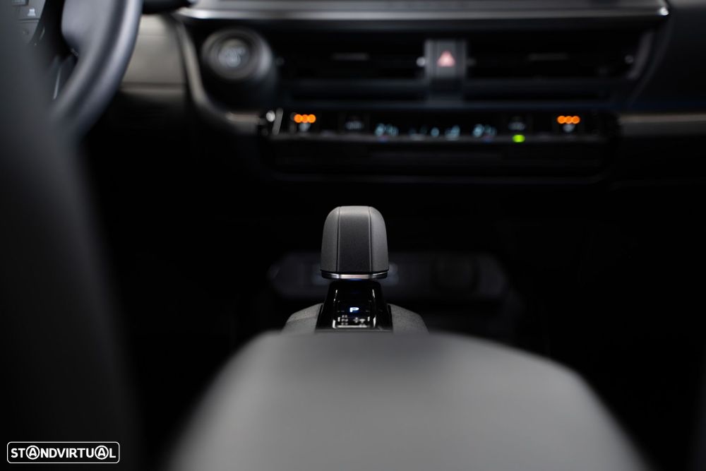Toyota Prius 2.0 Plug-in Luxury - 37