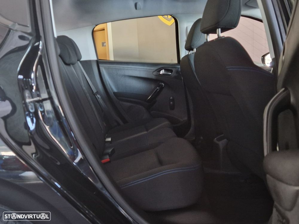 Peugeot 208 1.2 PureTech Signature - 18