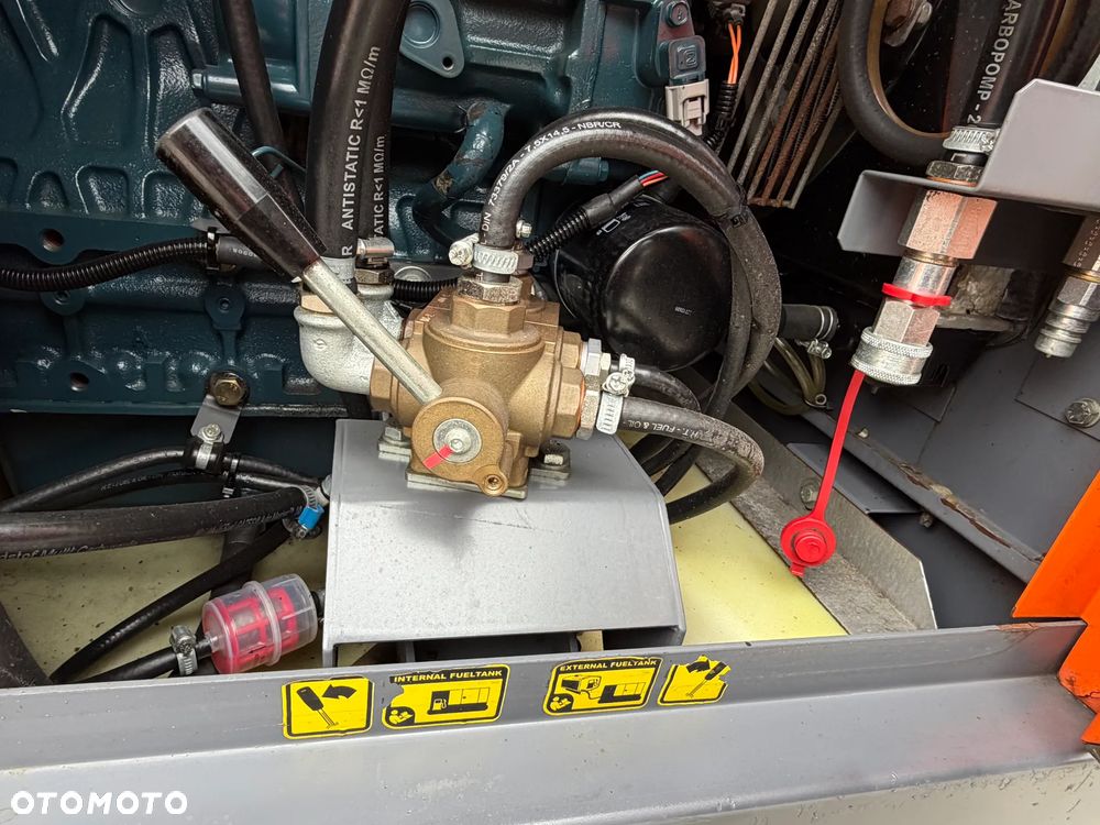 Atlas Copco QAS 20 Agregat Prądotwórczy Wyciszony GENERATOR 20 KW 2016r. JAK NOWY z Norwegii. Silnik KUBOTA 4 cylindry. Prądnica Leroy-Somer PARTNER. Maszyna działa wzorowo! Nie posiada ani deka zniszczeń! Pochodzi z Upadłośći Norweskiej. Okazja pełny ORYGINAŁ. Maszyna po serwisach w autoryzowanym oddziale. Agregat Gotowy do pracy!! - 7