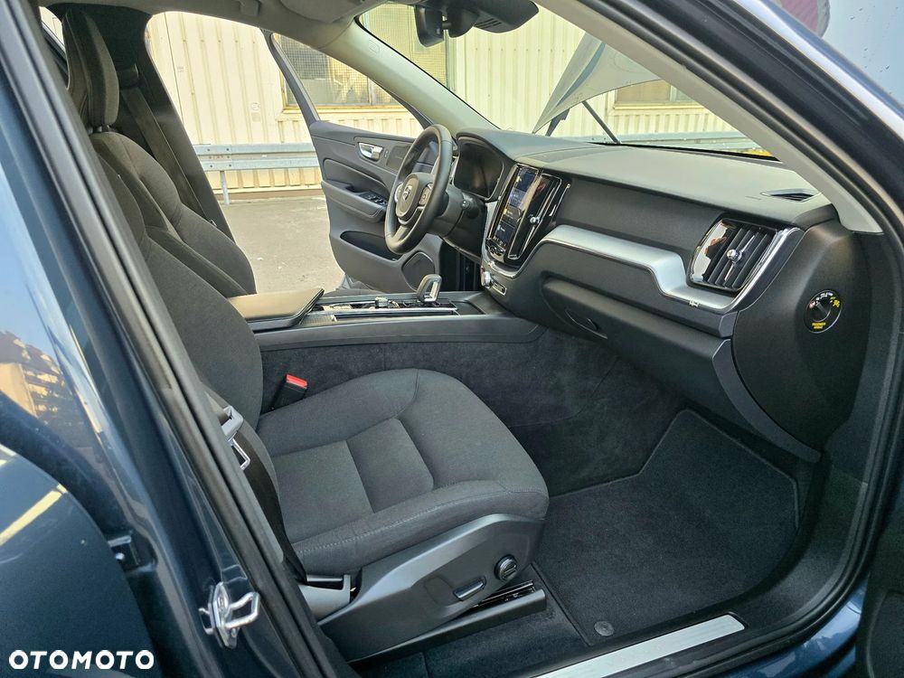 Volvo XC 60 B5 B AWD Momentum Pro - 22
