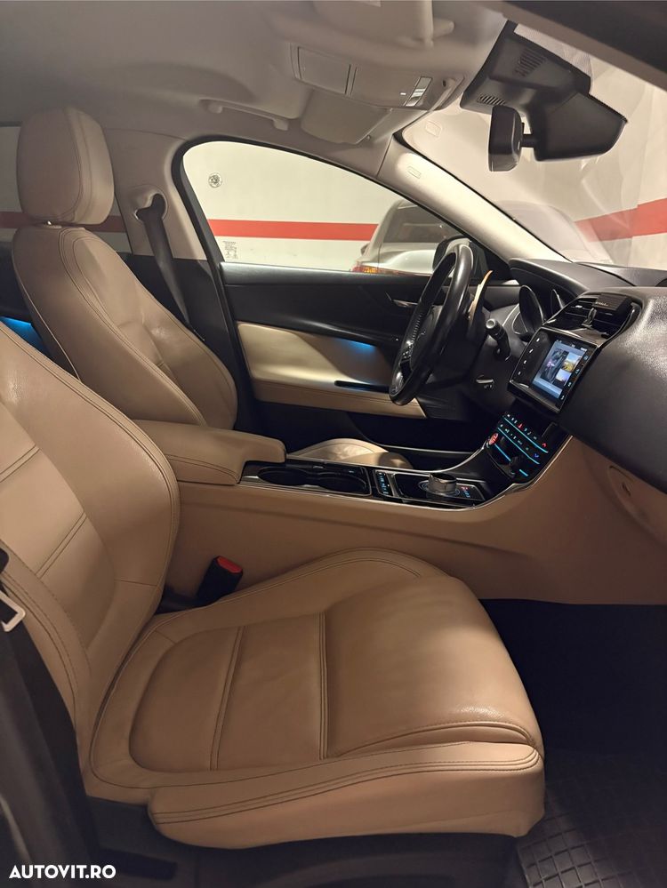 Jaguar XE 2.0 Prestige - 14