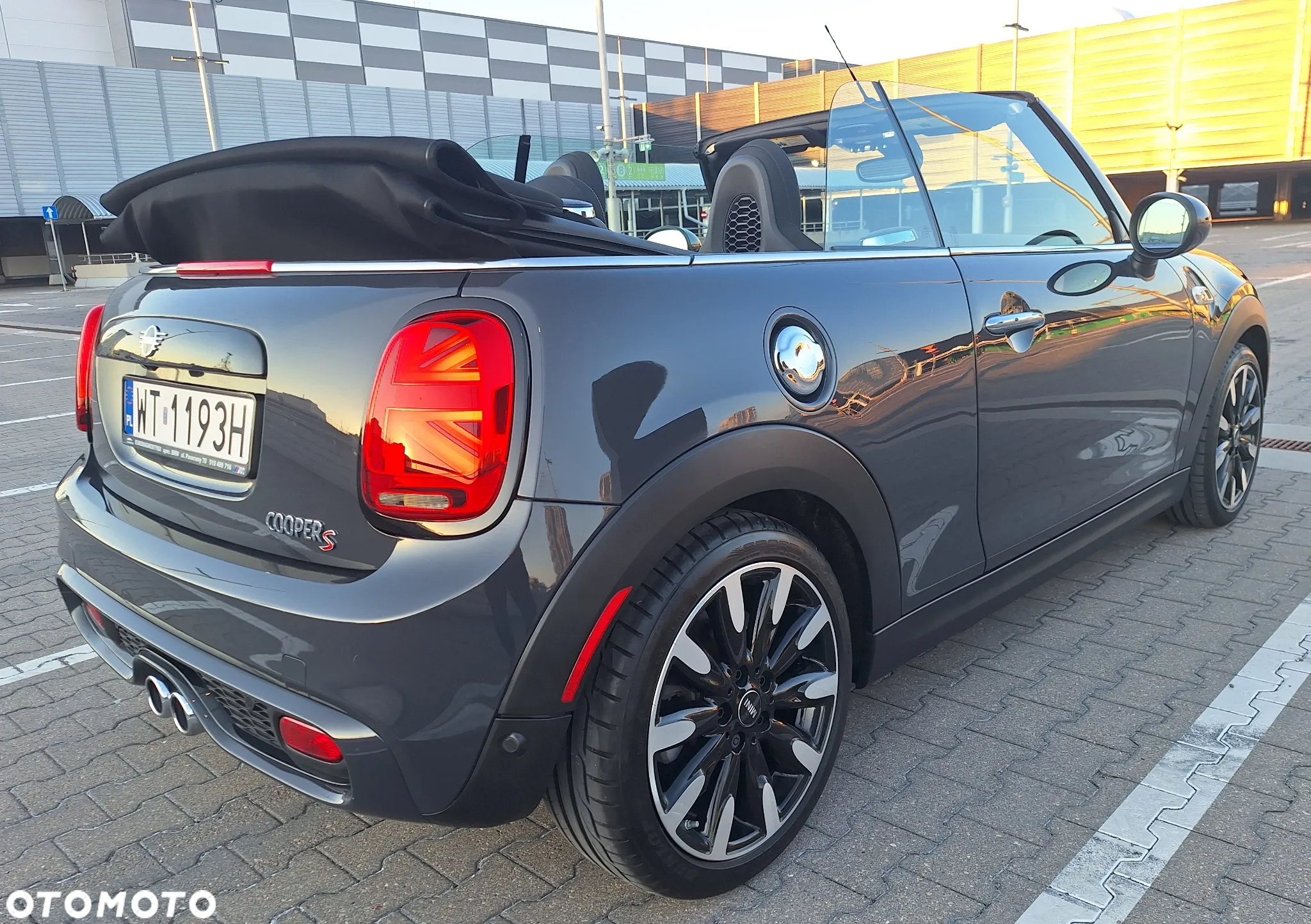 MINI Cooper S Cabrio Sidewalk - 11