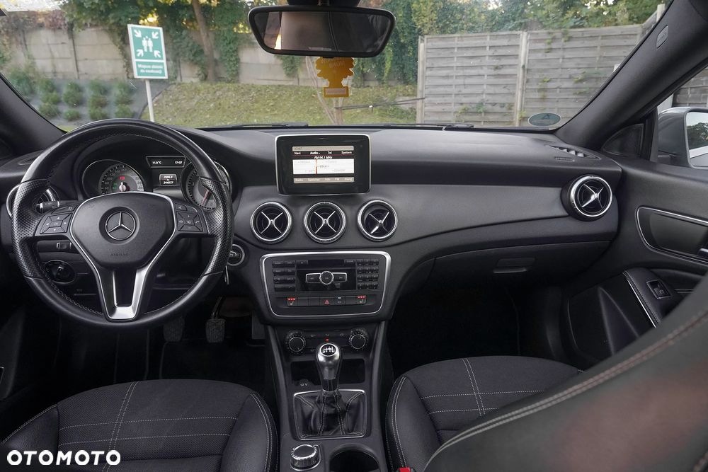 Mercedes-Benz CLA 180 AMG Line - 8