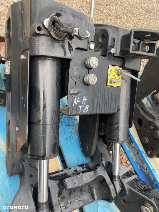 TUZ New Holland T8 - 2