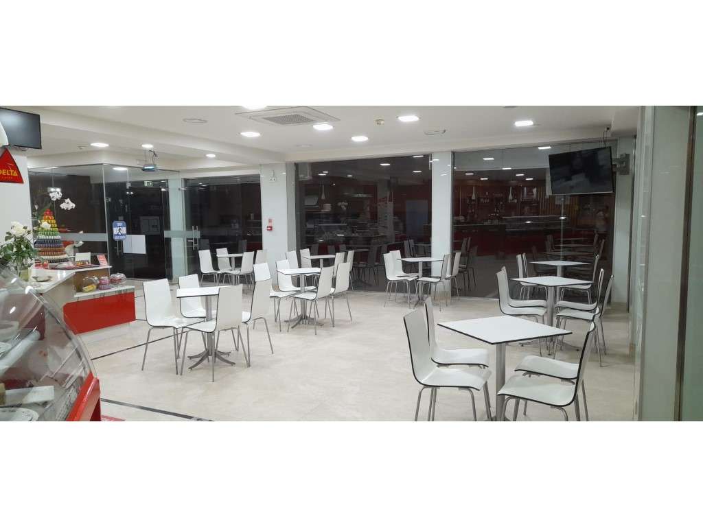 Pastelaria - Café 'Cubana' em funcionamento na Praia da Vieira. - Grande imagem: 3/16