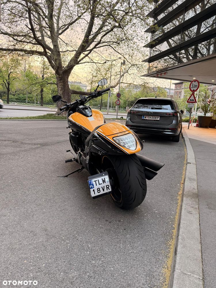 Suzuki Intruder - 8