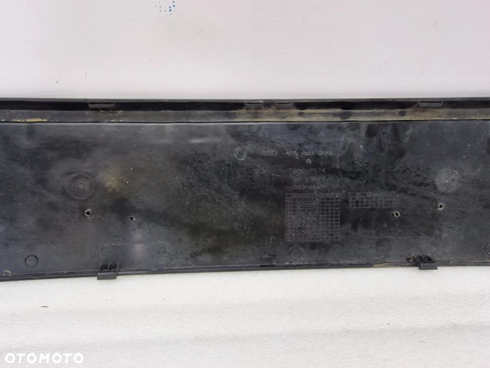 AUDI A6 C6 04- KRATKA ŚRODKOWA W GRILL / PODKŁADKA POD TABLICE , NR 4F0807285E , NR AUKCJI KR74 - 6