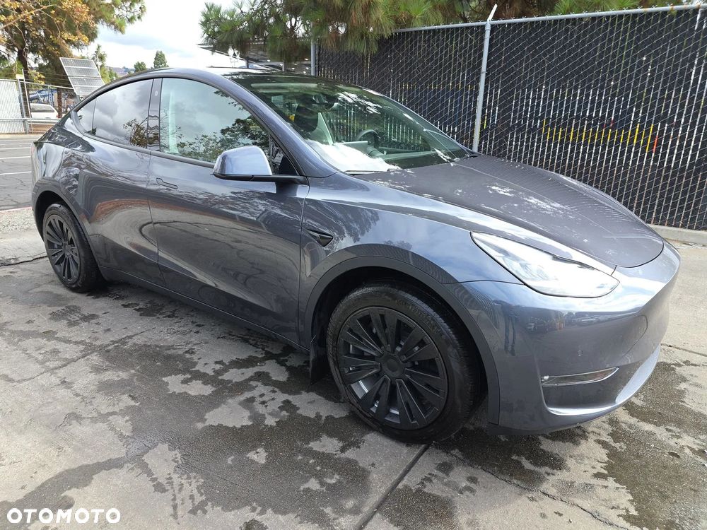 Tesla Y 83.1kWh Long Range AWD - 3