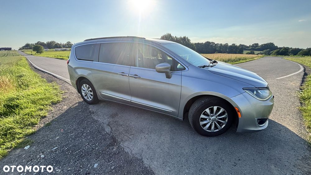 Chrysler Pacifica - 5