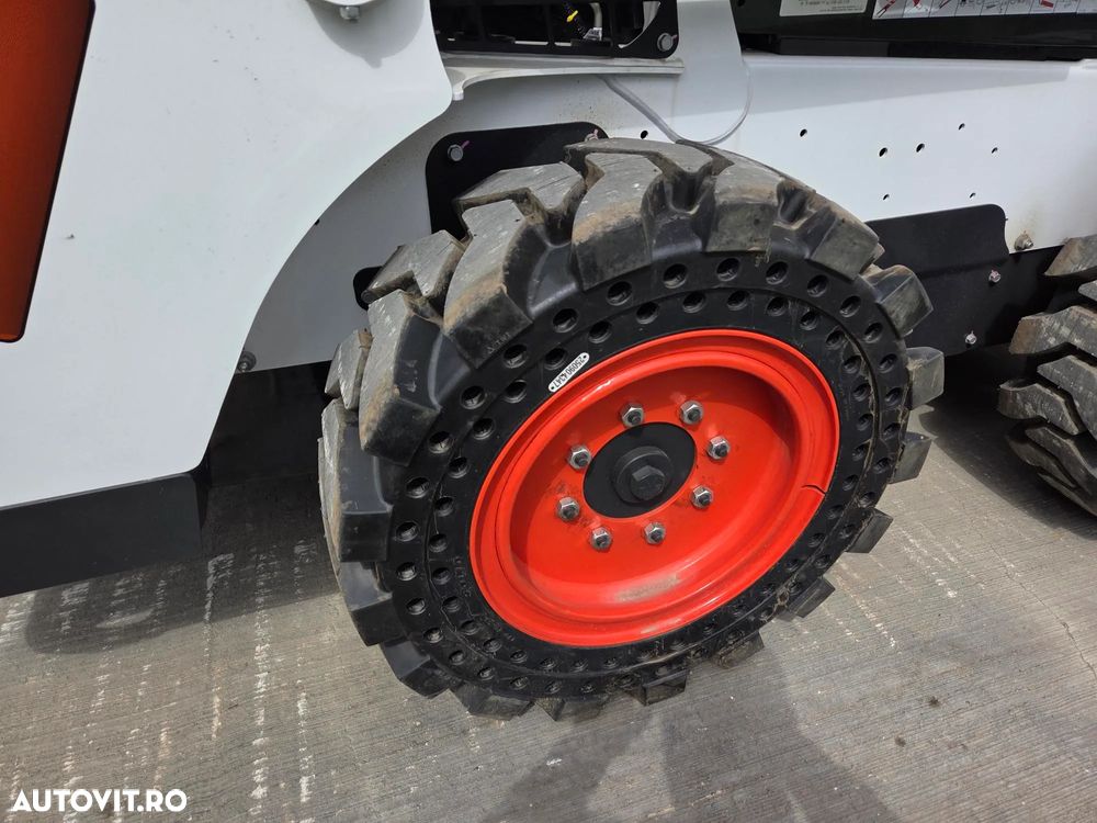 Bobcat S510, NOU 2025, ridica 810kg la 2,7t, ANVELOPE PLINE, Aer conditionat, usa cabina, motor Kubota 50CP, sist hidraulic suplimentar, cupa 1mc, furci, posibilitate leasing 5 ani-PROMOTIE 41.900 EUR+Tva - 30