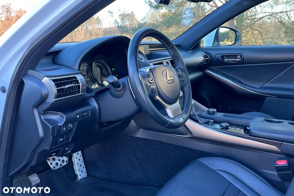 Lexus IS 300h F Sport - 9