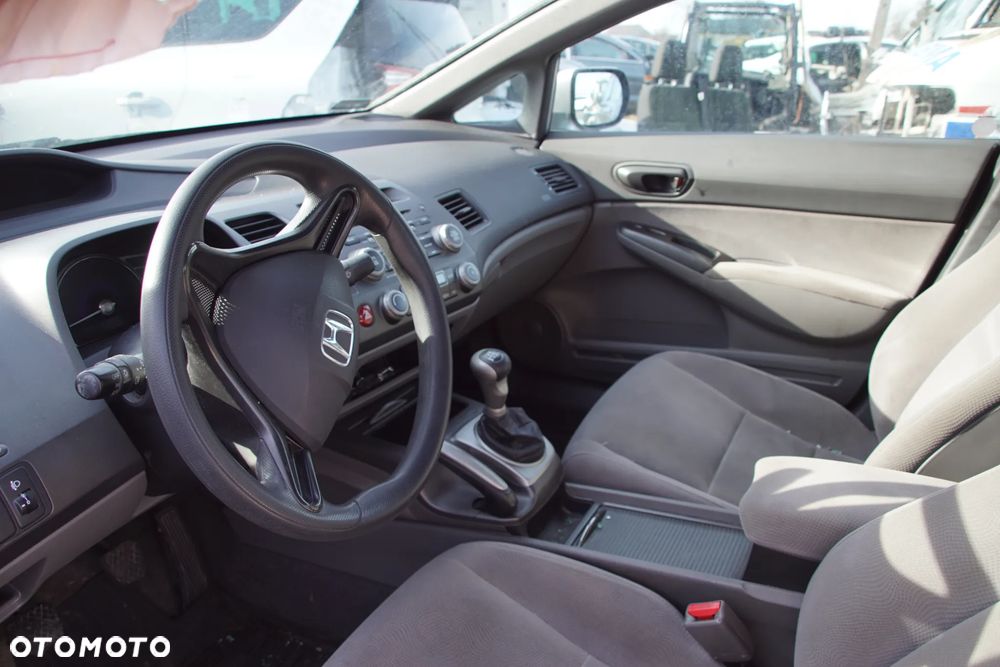 Auto na części - Honda Civic VIII 1.8 i-VTEC 140 KM R18A2 NH700M 2006R Silnik Skrzynia Drzwi Maska Błotnik Klapa Zderzak Lampa Lusterko Klamka Szyba Deska Kokpit Sterownik Moduł Czujnik Licznik Wyświetlacz Panel Kierownica - 9