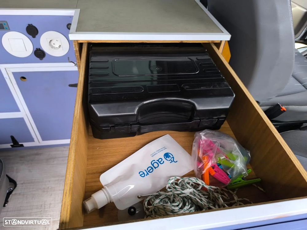 VW Transporter 2.4 D Kombi Sp. - 32