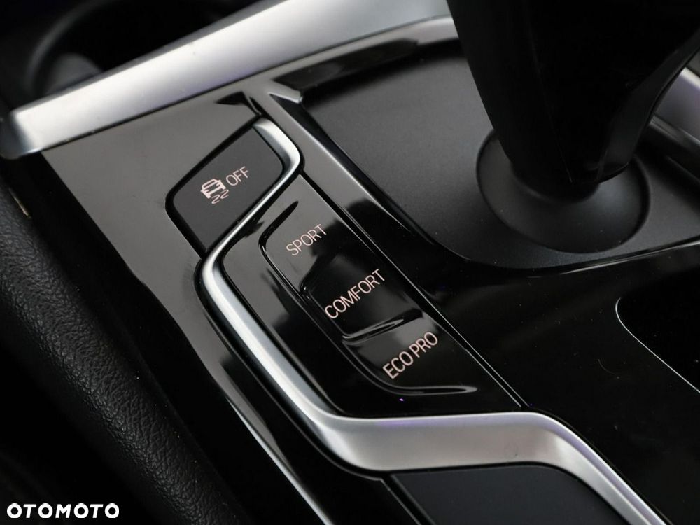 BMW Seria 5 520d Sport Line - 31