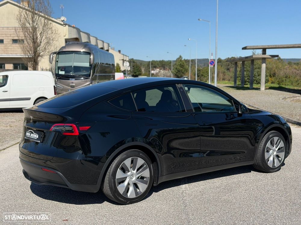 Tesla Model Y - 4