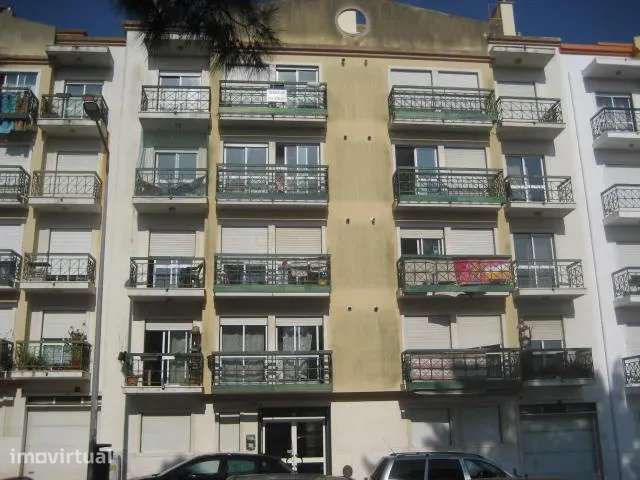 Apartamento T2 com 93m² para arrendamento com cozinha equipada e semi - Grande imagem: 3/23