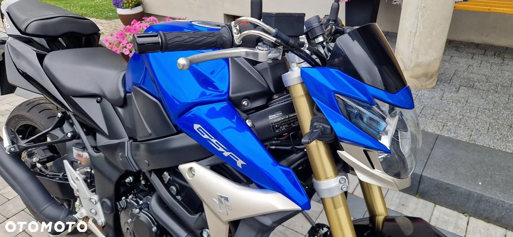 Suzuki GSR - 14