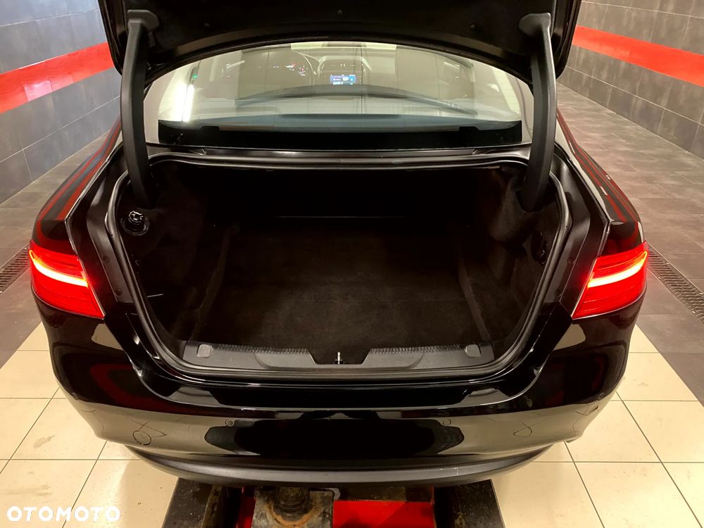 Jaguar XE 2.0 D Prestige - 17