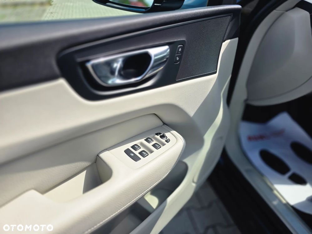 Volvo XC 60 T8 AWD Plug-In Hybrid Momentum - 17