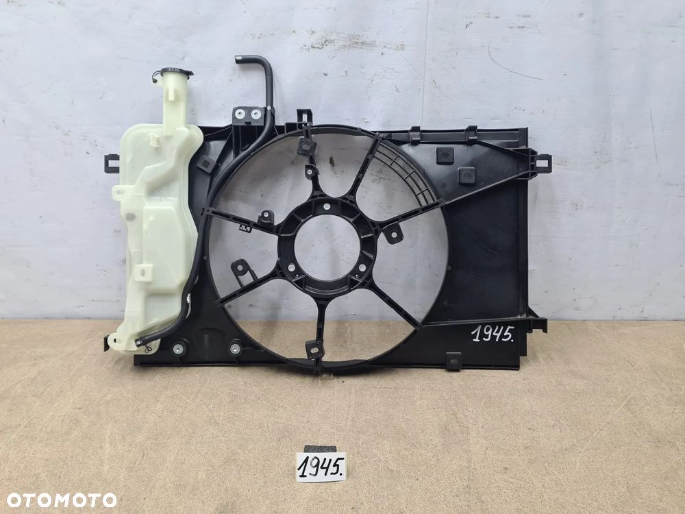 Toyota Yaris 4 IV 16711-K0060 obudowa wentylatora ze zbiorniczkiem wyrównawczym - 1
