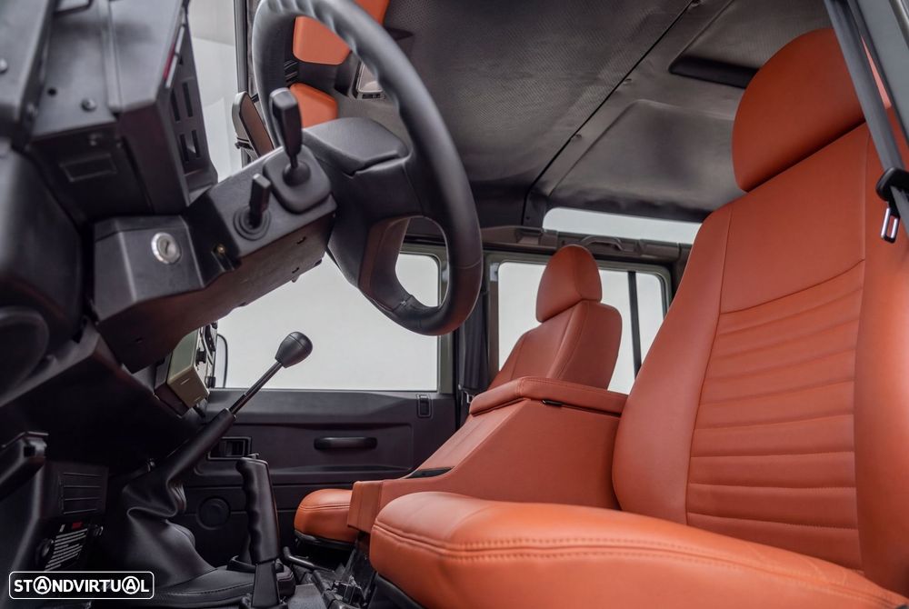 Land Rover Defender - 36