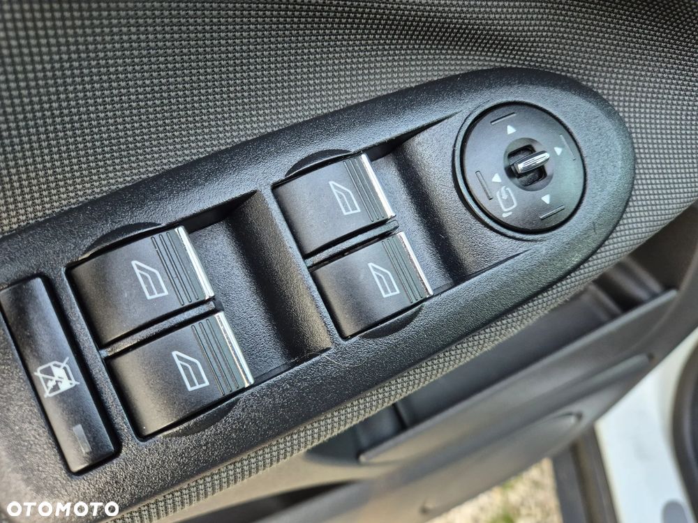 Ford Kuga 2.0 TDCi 2x4 Titanium - 10
