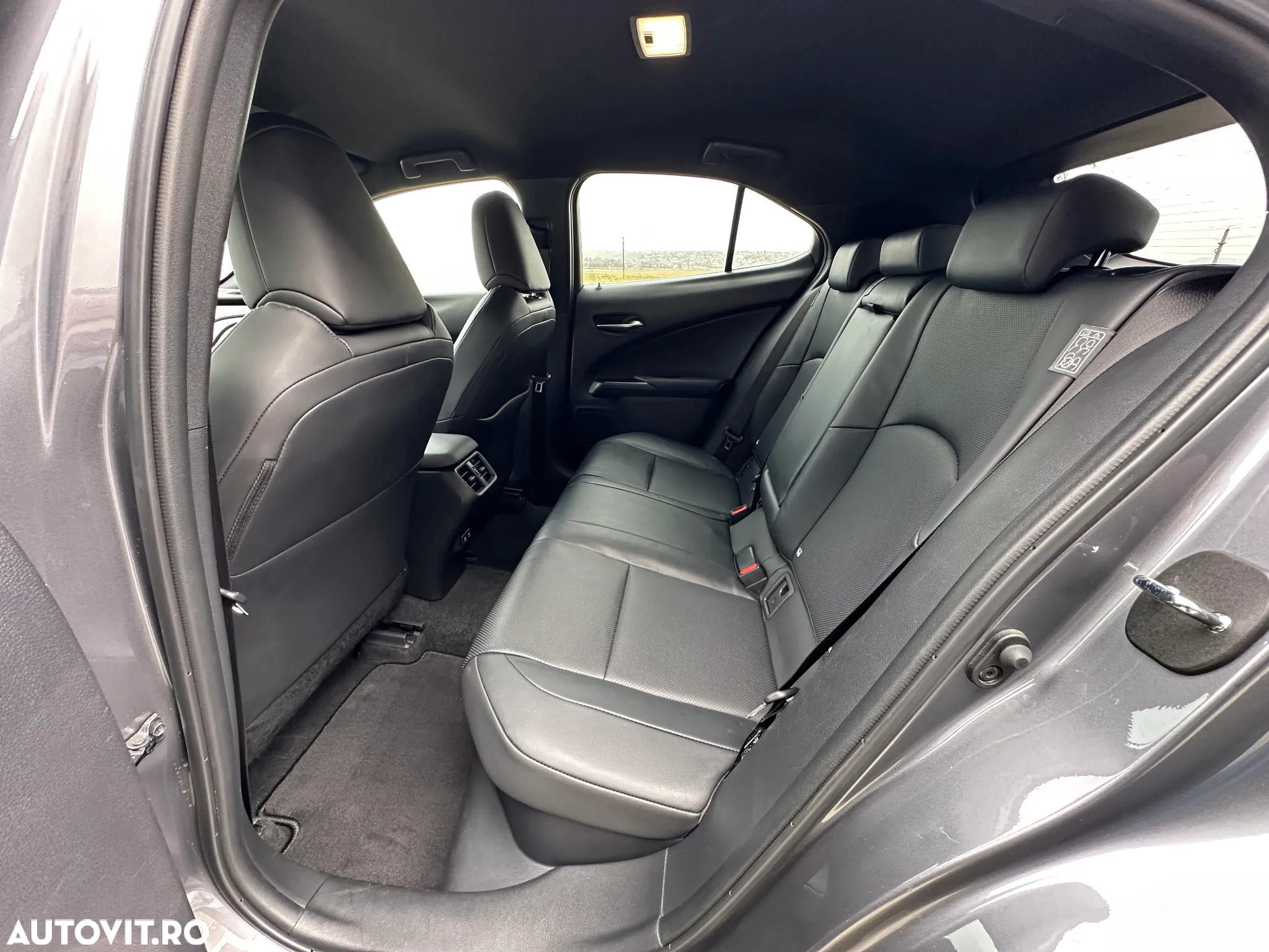 Lexus UX 250h 2.0L HEV 20H- (178 HP) 4X2 CVT Executive - 20