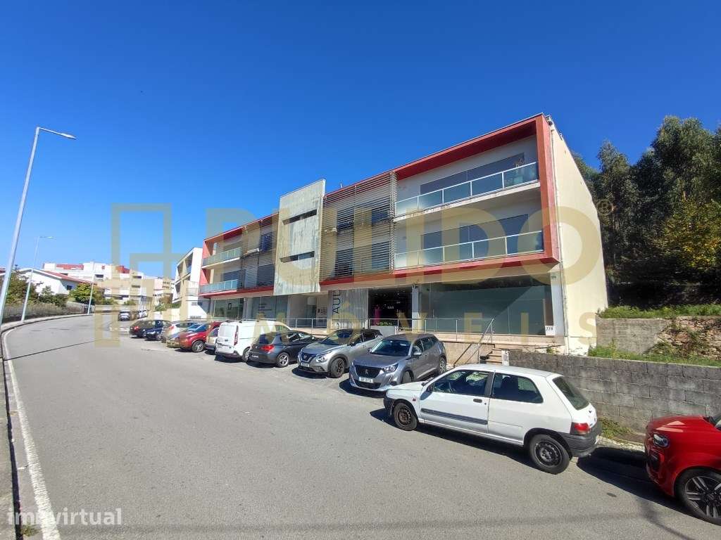 Garagem fechada, ampla e com fácil acesso (até 4 unidades disponíveis) - Grande imagem: 4/13