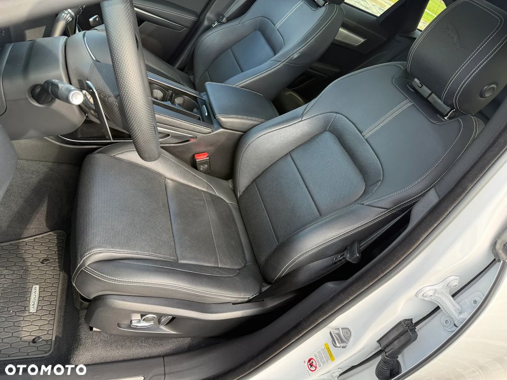 Jaguar F-Pace 2.0 P250 mHEV AWD R-Dynamic S - 24