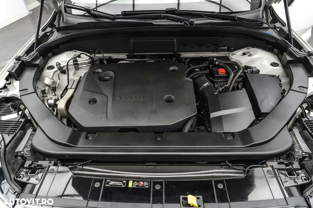 Volvo XC 60 B4 MHEV AT8 AWD Momentum Pro - 28