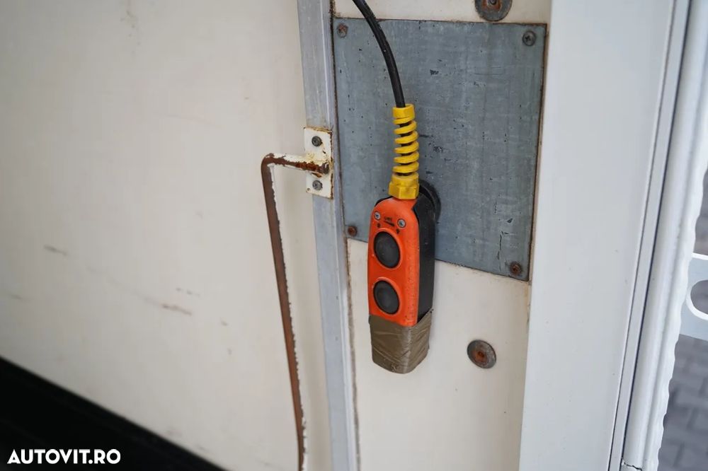 Renault D 210 / 4x2 / CONTAINER / 8,6 M / PODEA RESISTENTĂ / ELEVATOR DHOLLANDIA - 26