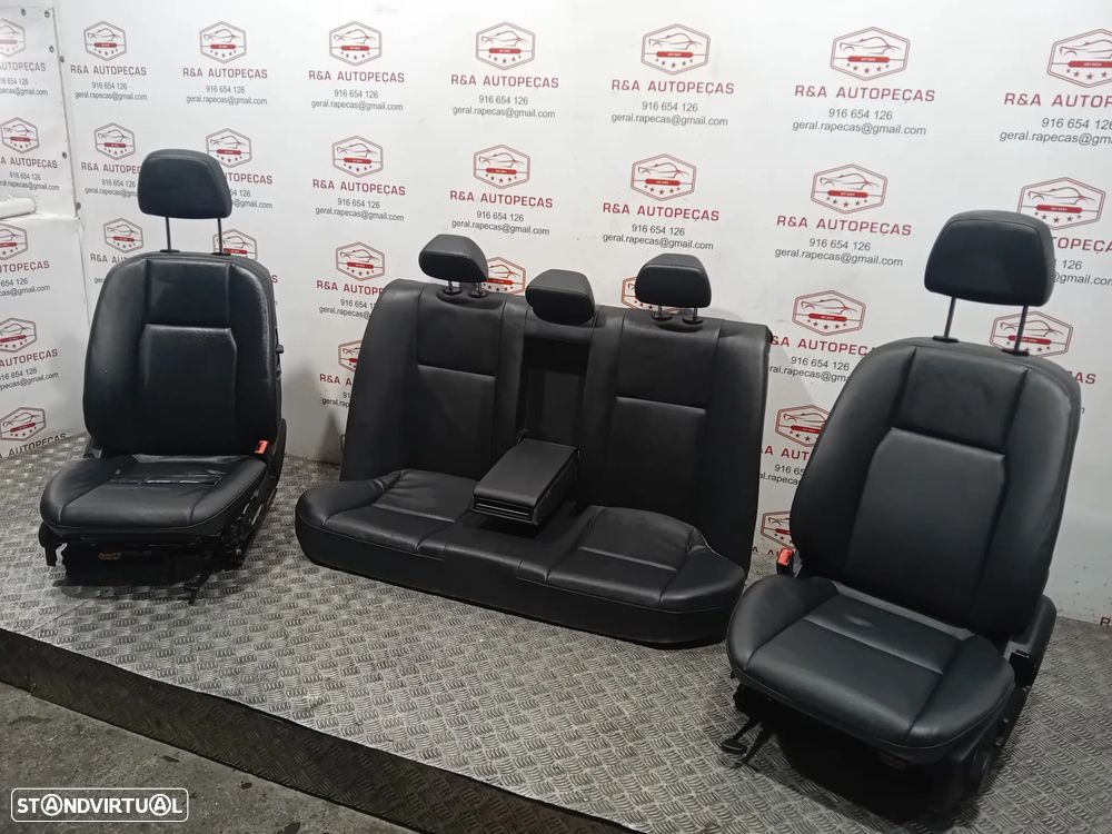 Conjunto de Bancos Mercedes Class C W204 Sedan em Pele Original - 2
