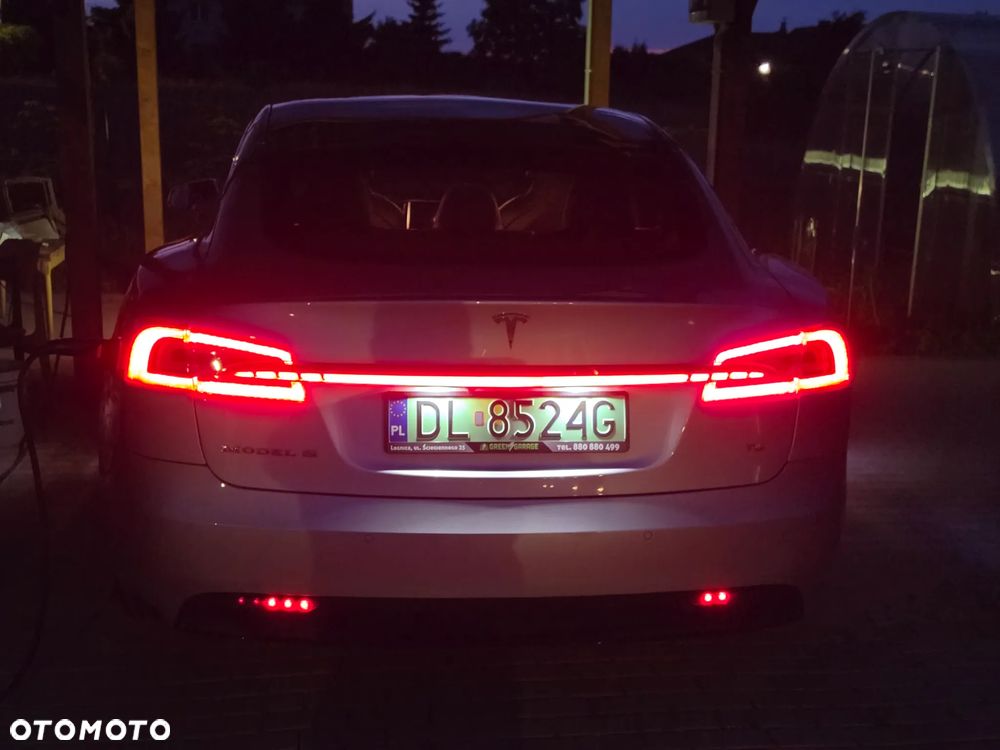 Tesla Model S - 8