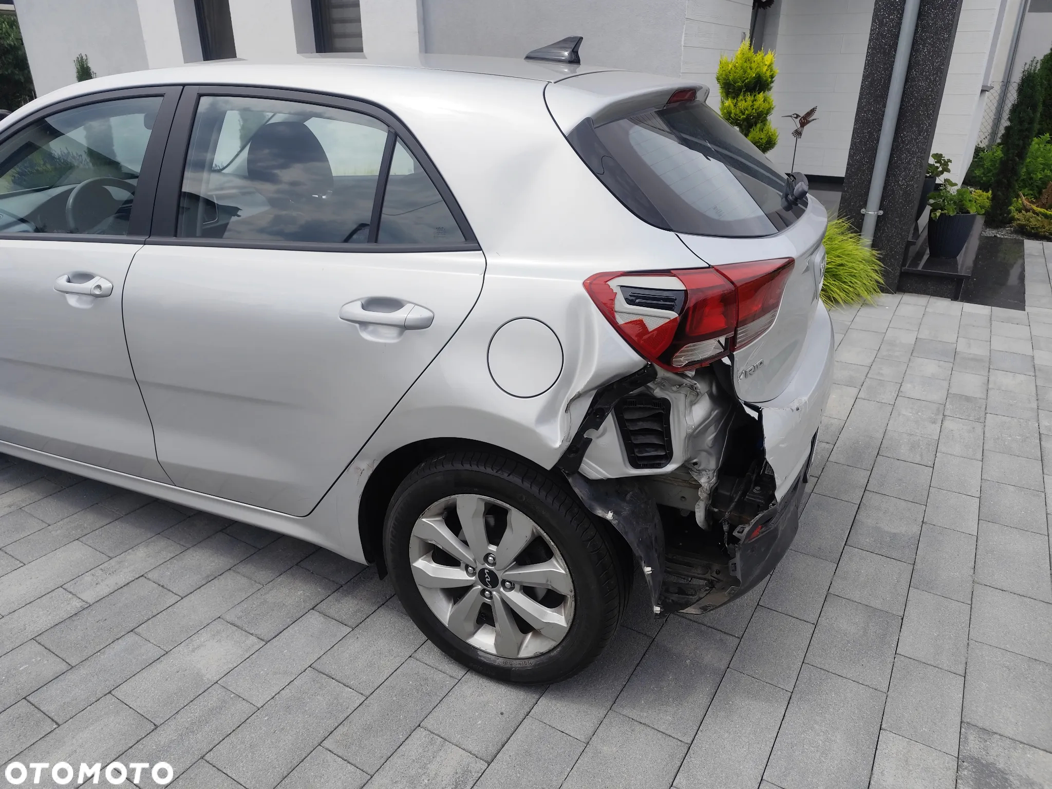 Kia Rio 1.2 L - 6