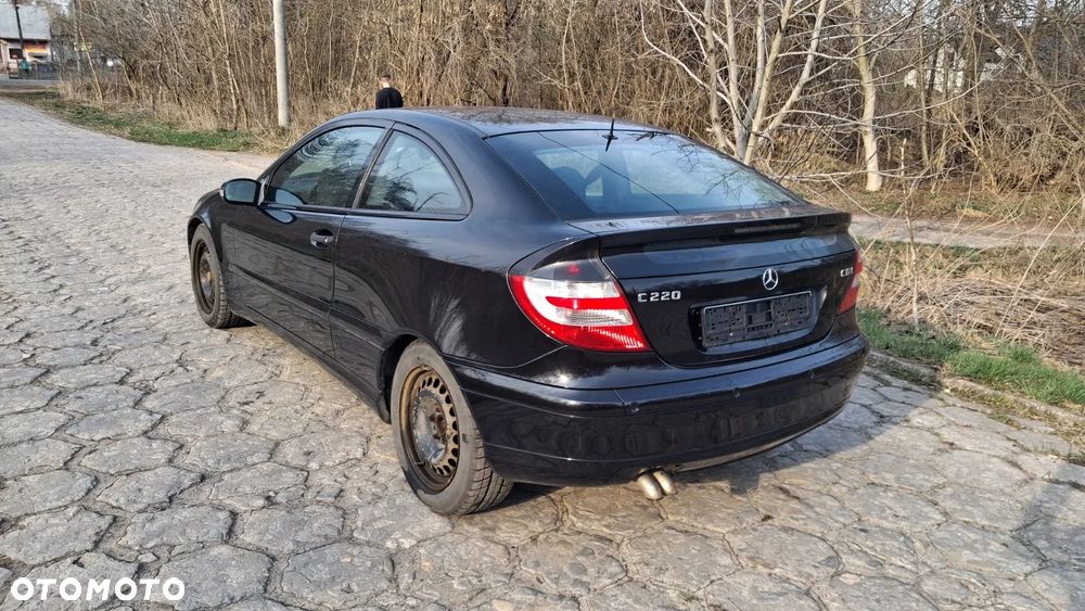 Na części MERCEDES C KLASA COUPE W203 C220 silnik 2.2 CDI OM 646.963 lakier C197 skrzynia maska zderzak drzwi klapa szyba fotel kanapa lusterko lampa deska GWARANCJA !!! Przód Tył Zestaw Komplet Drzwi Klapa Zderzak Błotnik Maska Grill Atrapa Szyba Pas Lampa Lusterko Boczki Fotel Kanapa Kokpit Deska Rozdzielcza Przełącznik Włącznik Sterownik Przewody Wiązka Instalacja Moduł Komputer Czujnik Listwa Pompa Alternator Wtryski Głowica Rozrusznik Kompresor Sprzęgło Dwumas Silnik  Skrzynia ABS Klimatyzacji Paliwa Wspomagania Kolektor Turbina Przepustnica Zawór Chłodnica Koło Hak Belka Sanki Zawieszenie Mcpherson Półoś Amortyzator Wydech Tłumik Zacisk Most - 5