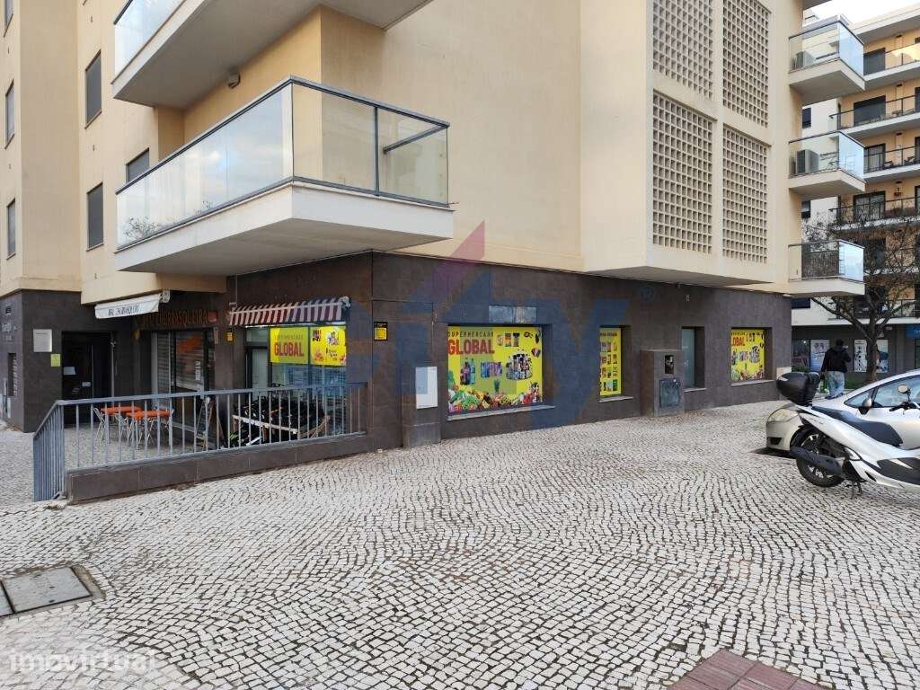 LOJA NO CORAÇÃO DE PORTIMÃO COM RENTABILIDADE - Grande imagem: 2/28