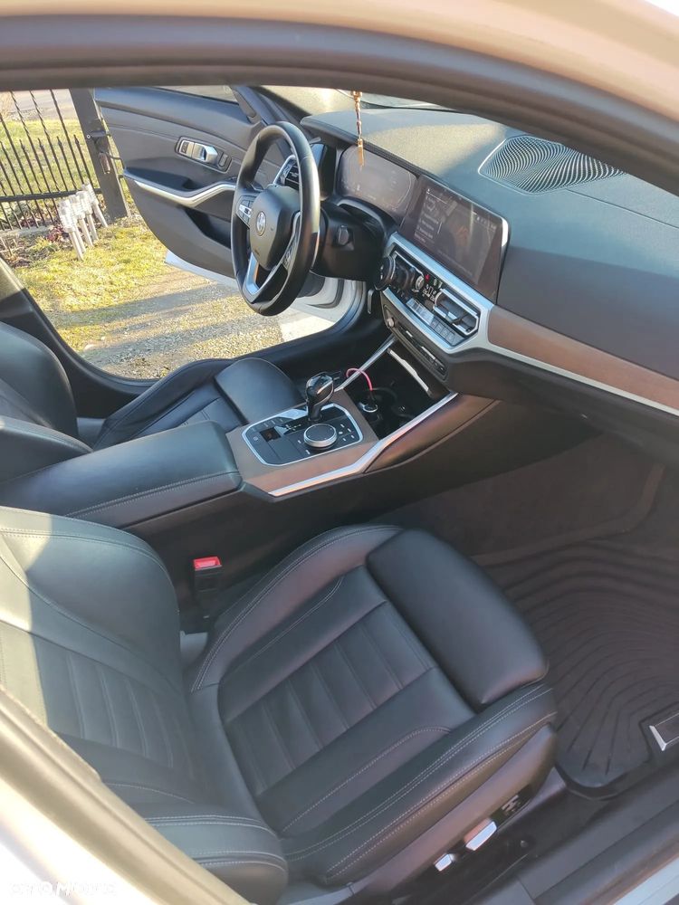 BMW Seria 3 330i xDrive - 9