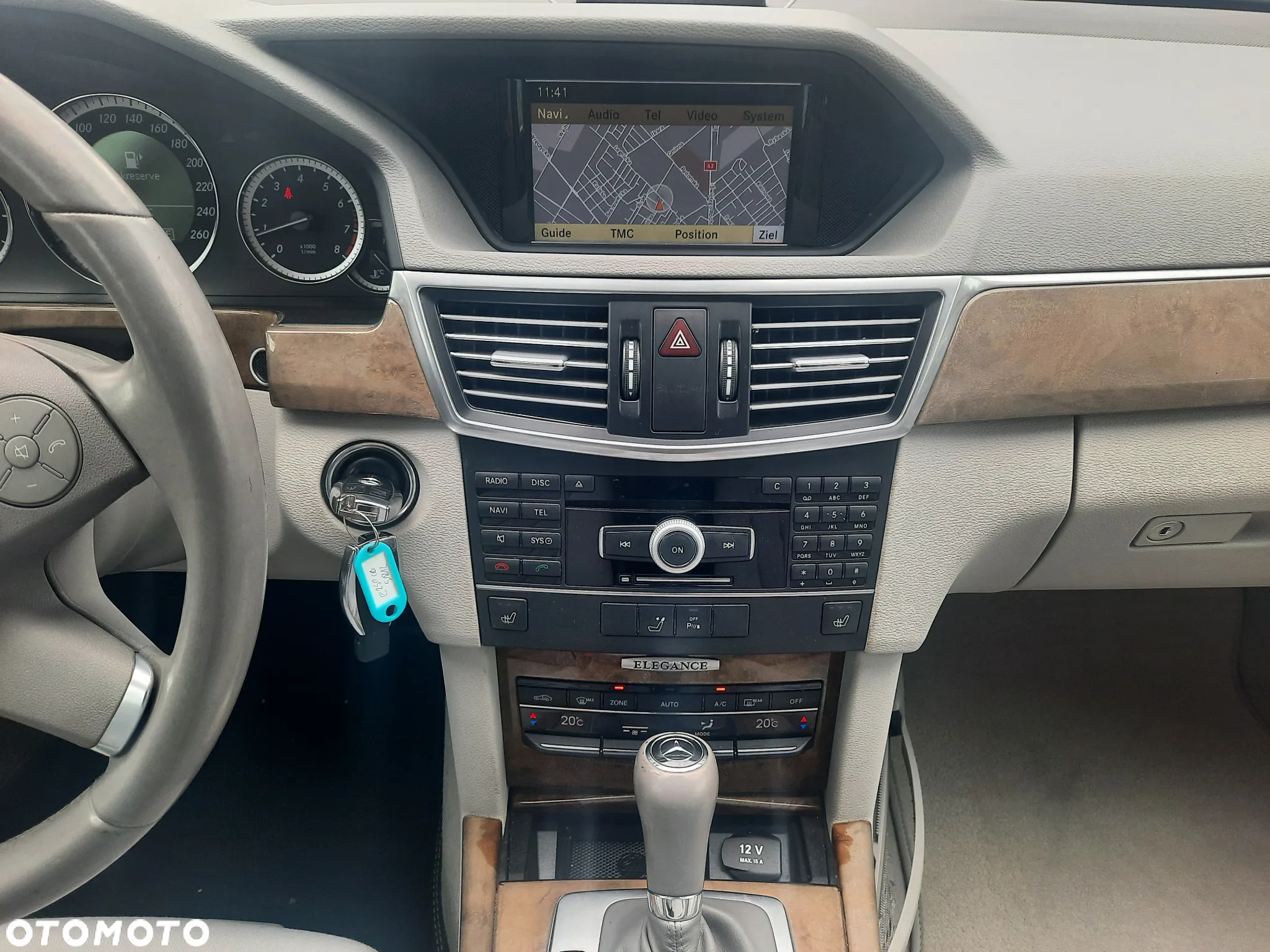 Mercedes-Benz Klasa E 250 T CGI BlueEFFICIENCY 7G-TRONIC - 37