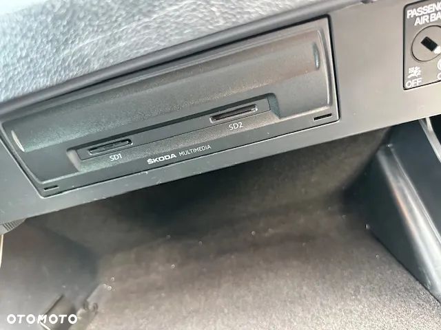 Skoda Octavia Combi 2.0 TDI RS - 25