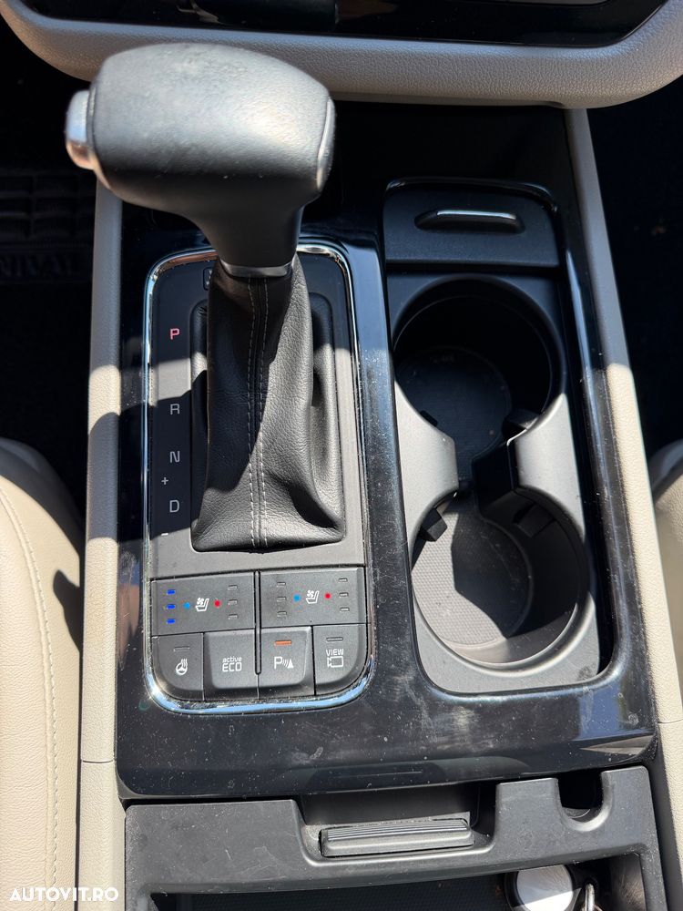 Kia Carnival - 11