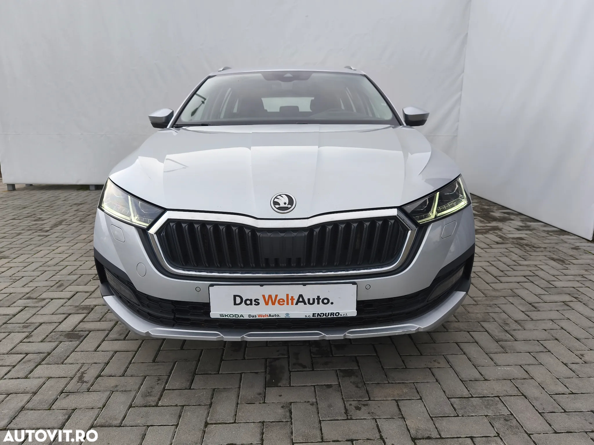 Skoda Octavia Combi 2.0 TDI DSG 4X4 Scout - 9