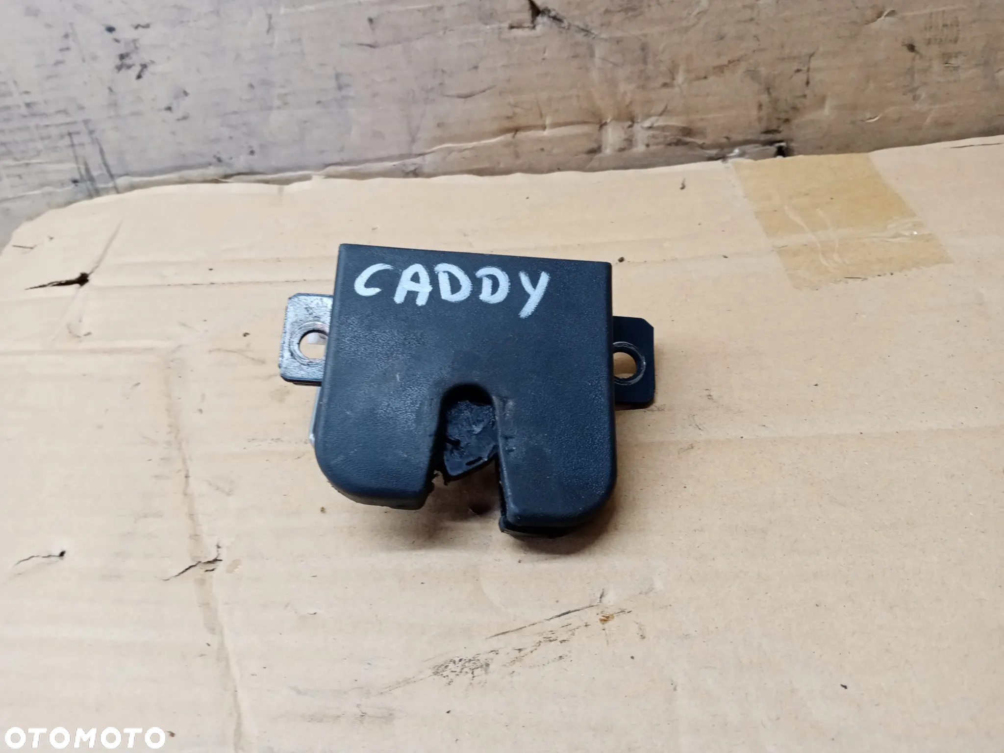 Zamek klapy bagażnika VW Caddy III 2K0827505A - 2