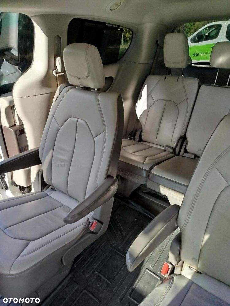 Chrysler Pacifica - 11